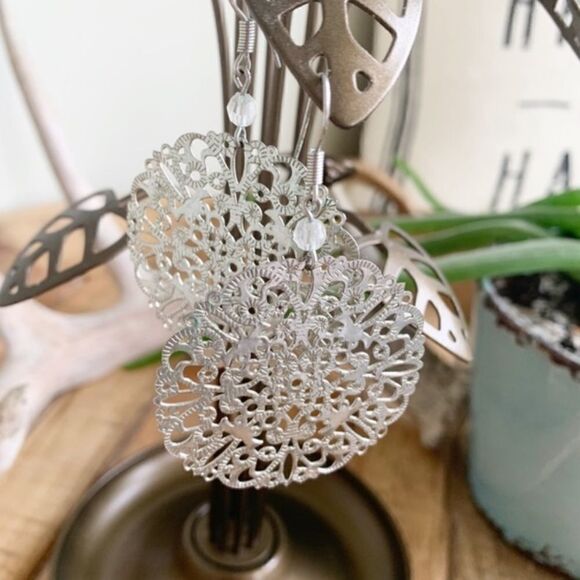 𝅺LACE Filigree Pierced Earrings Silvertone - Picture 7 of 7